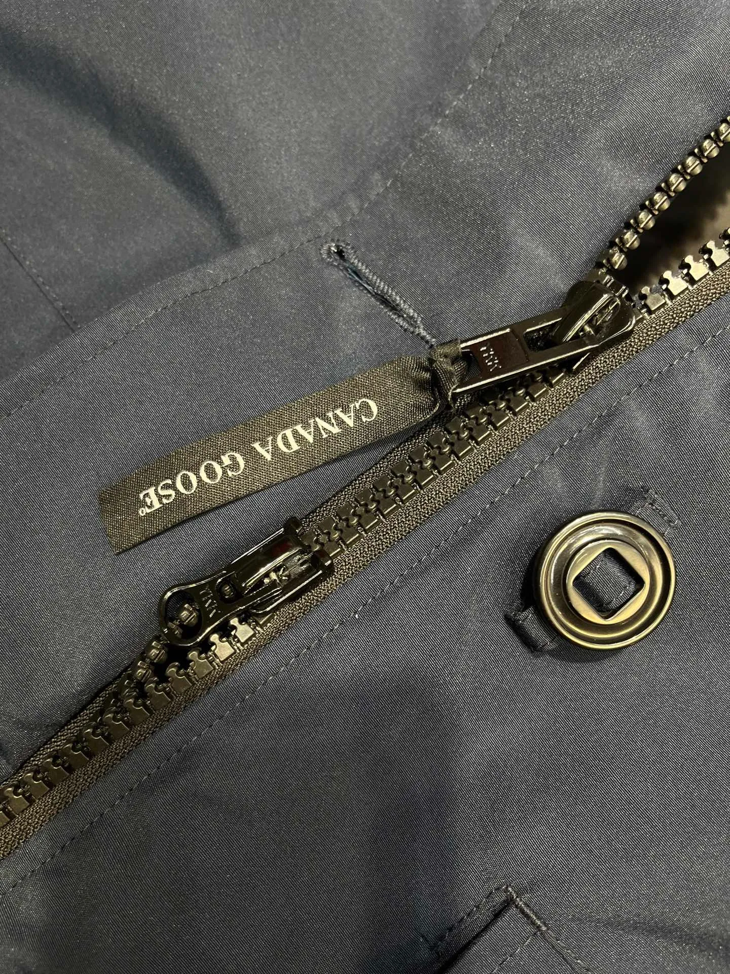P840 Canada Goose Canada Goose #Expedition03 Parker, a treasure of Canadian origin! Limited supply worldwide! Canada Goose Model 03 is a top-notch couple model. The polar cold-proof outdoor series fur collar detachable hooded parka down jacket is the first Goose in 2024. I hope my friends will like it. Peak quality. I hope everyone can identify it together! The most popular cool items of the Big Goose family in 2024 are online. The same popular product of Yi Yang Qianxi is said to be a joint limited edition Big Goose that cannot be bought in autumn and winter. If you dislike the sameness of the Big Goose in the past, then this model will definitely give you a different experience! This year's most powerful couple's collection for autumn and winter is online, a top-notch luxurious ready-to-wear style, paired with an outdoor warm down jacket with great style and charm! The most standard and classic items of the Daye family in the past two years are equipped with unique reflective stripes for embellishment, which further shows the high-end fashion performance effect. With the embellishment of hardware buckles, it has excellent performance effect. The upper body is clean, simple and elegant, even for urban leisure. It is suitable for various occasions. Designed with large pockets, this model has a large capacity and is equipped with reflective stripes, making it safer at night. It is suitable for various adventure activities. It is made of windproof and waterproof technical materials. The interior is filled with full white duck down, which is absolutely cold-proof and warm. It also has a stand-up collar design and fine fluff at the collar, with meticulous attention to detail! The charm of this model is also more spiritual, and the upper body has more temperament and specifications. It perfectly shows the ultra-high standard of fashionable performance of this model, integrating outdoor and life, and you can even create high-street wear! The most pinnacle limited-edition goose that we have presented so far, both in terms of design and detailed materials, it is completely outstanding. The grand and evergreen version design is matched with cool reflective elements. The overall appearance can be said to be quite high, and it has that kind of powerful outdoor performance! It combines high-end casual attributes with high-street style. It is high-grade, domineering, warm, and beautiful. The visibility of the upper body is quite strong, and the configuration of the owl element is highly brand-recognizable. It fully complements the overall brand performance and visual effects, and also has the high-end sense of fashion and fashionable performance. It is a must-buy product because it is the most awesome down brand on the planet and one of Canada's three national treasure brands. It is also a sentimental down luxury brand. In the field of polar cold-proof clothing, Goose has made an irreplaceable contribution... Size: xs s m l xl